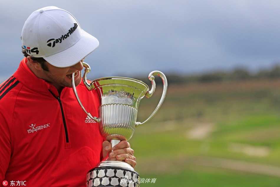 琼拉姆西班牙公开赛本土加冕荣耀时刻回眸 琼·拉姆与赛事工作人员及团队在第十八洞果岭上欢乐合影,记录团队协作的成果