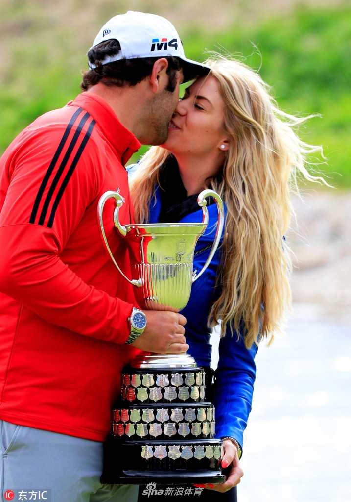 琼拉姆西班牙公开赛本土加冕荣耀时刻回眸 琼·拉姆面带微笑,专注地整理头上的帽子,准备迎接颁奖的荣耀时刻