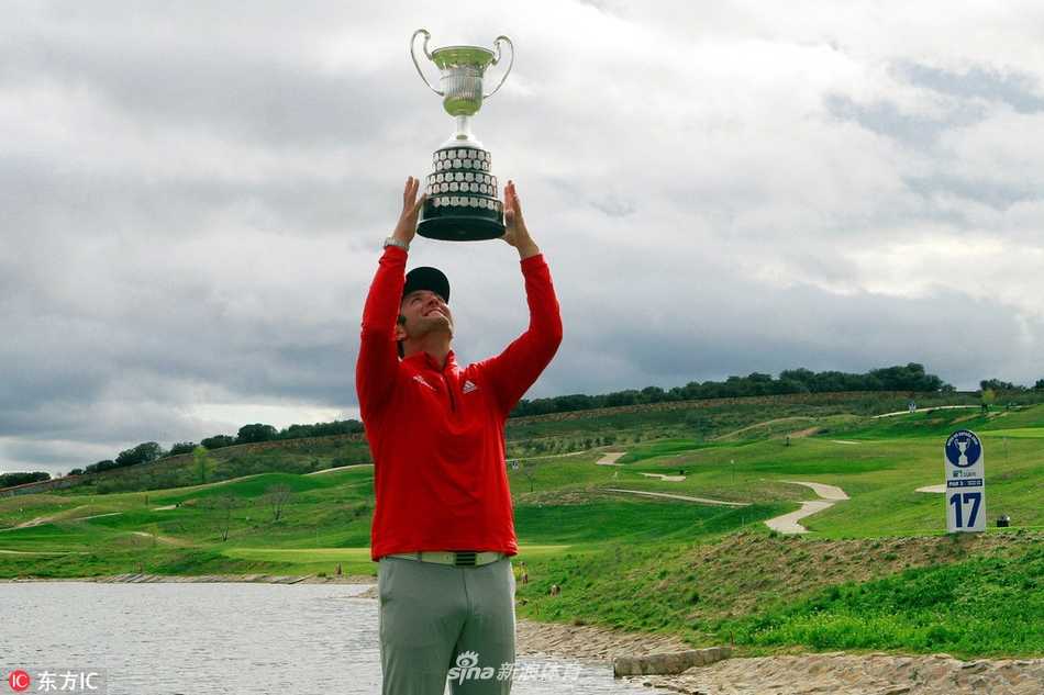 琼拉姆西班牙公开赛本土加冕荣耀时刻回眸 颁奖仪式上,琼·拉姆将西班牙公开赛奖杯高高举过头顶,迎接全场观众的欢呼