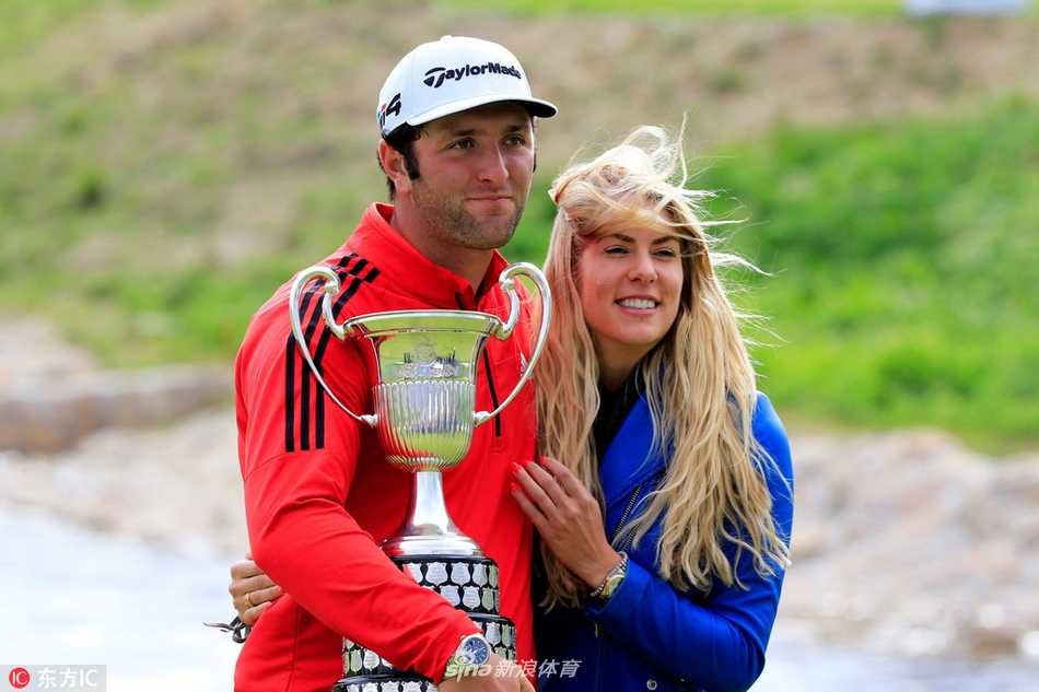 琼拉姆西班牙公开赛本土加冕荣耀时刻回眸 沉浸在胜利喜悦中的琼·拉姆,俏皮地低头品尝冠军奖杯的杯沿