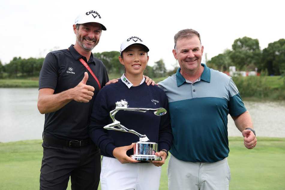 殷若宁在球道上优雅而有力地挥动一号木，白色小球在阳光下划出一道完美弧线，飞向远方的落球区。