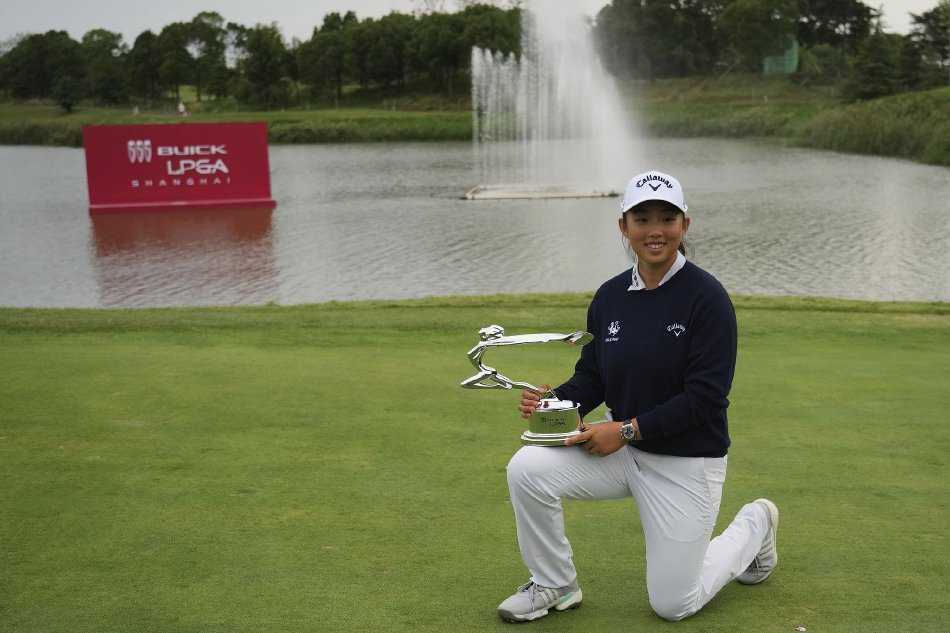 冠军颁奖典礼上，殷若宁高高举起璀璨的别克女神冠军奖杯，全场掌声雷动，背景是上海旗忠花园俱乐部的美丽景色。