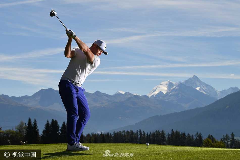 瑞士阿尔卑斯山巅的高尔夫对决 菲茨帕特里克惊险赢得欧洲大师赛 瑞士克莱恩-蒙塔纳的克莱恩斯希瑞高尔夫俱乐部全景,阿尔卑斯雪山作为背景,绿茵球道蜿蜒其中,风景如画。