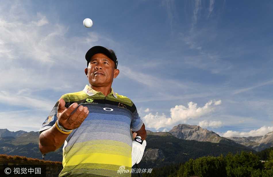 瑞士阿尔卑斯山巅的高尔夫对决 菲茨帕特里克惊险赢得欧洲大师赛 球手在瑞士阿尔卑斯山间的球道上专注击球,远处层峦叠嶂,云雾缭绕,宛如仙境。