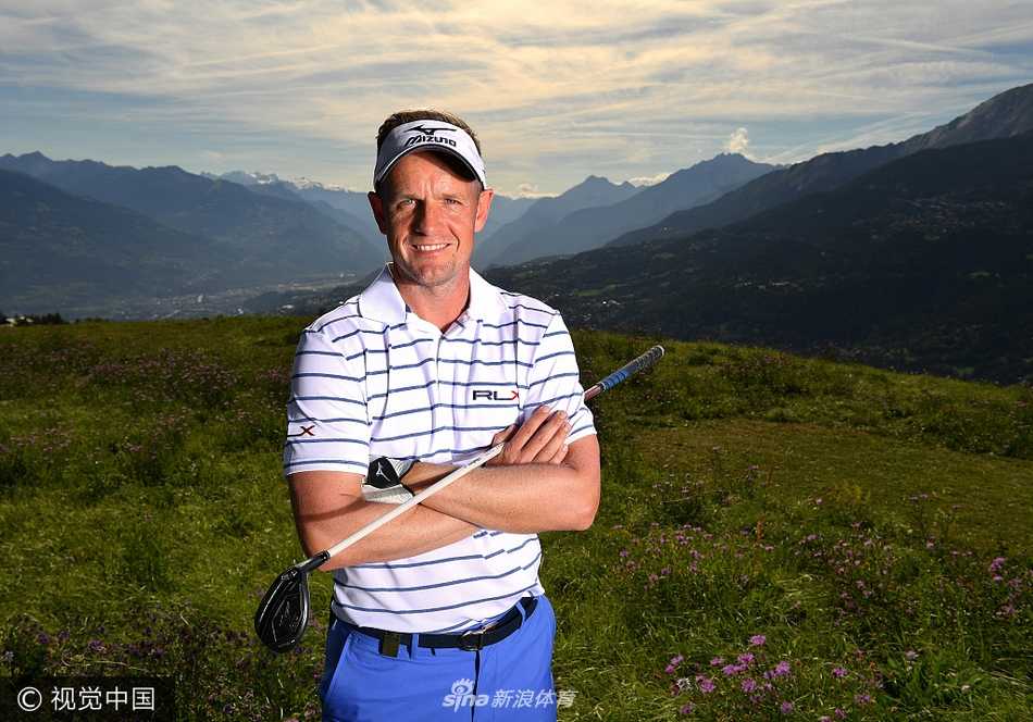 瑞士阿尔卑斯山巅的高尔夫对决 菲茨帕特里克惊险赢得欧洲大师赛 马修-菲茨帕特里克在决赛轮中优雅推杆,表情专注,背景是瑞士经典的山区木屋与秋日树林。