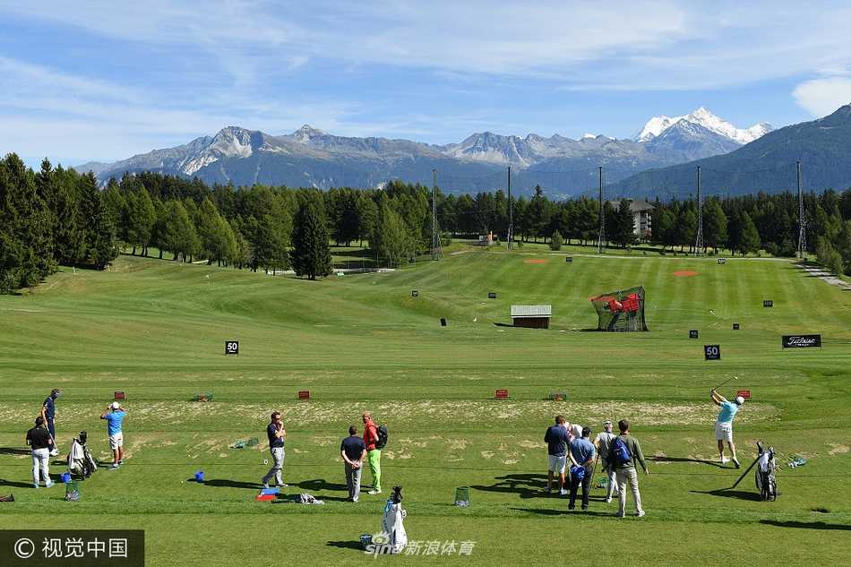 瑞士阿尔卑斯山巅的高尔夫对决 菲茨帕特里克惊险赢得欧洲大师赛 一位球手在茂密树林旁的球位准备击球,展示了阿尔卑斯山球场独特的林木景观与挑战。