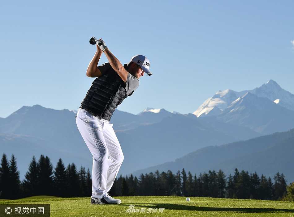 瑞士阿尔卑斯山巅的高尔夫对决 菲茨帕特里克惊险赢得欧洲大师赛 比赛关键时刻,球手与球童在果岭边蹲下仔细研判推杆线路,神情严肃而专注。