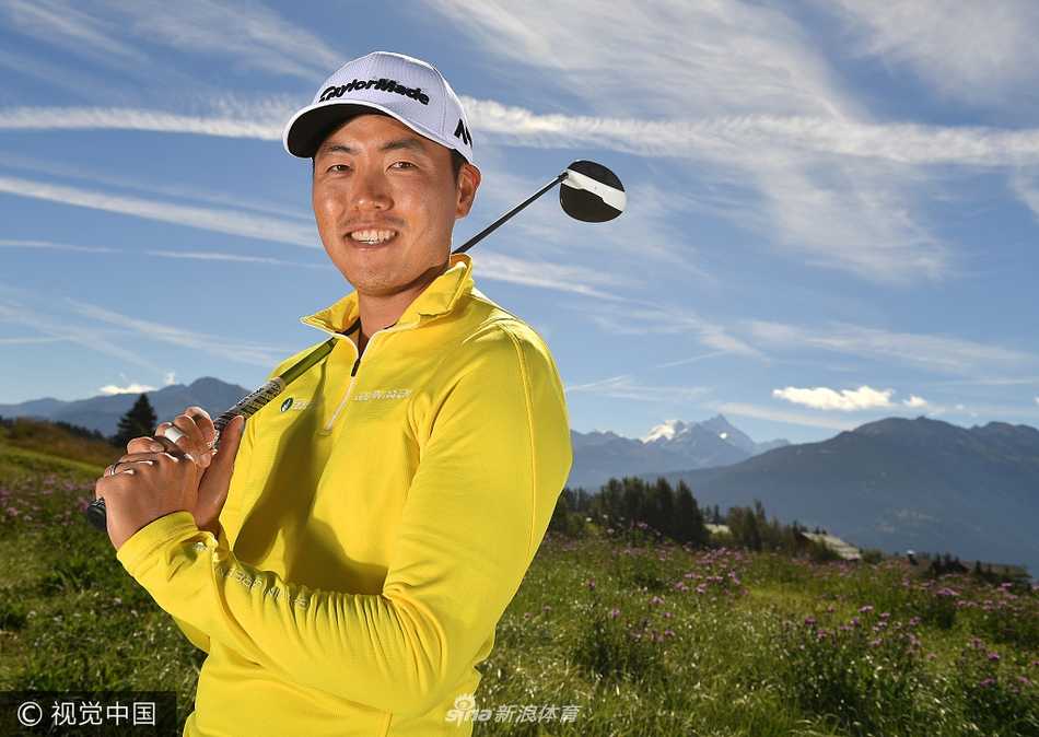 瑞士阿尔卑斯山巅的高尔夫对决 菲茨帕特里克惊险赢得欧洲大师赛 赛场边的记分牌清晰显示着球员成绩,是紧张比赛进程的无声记录者。