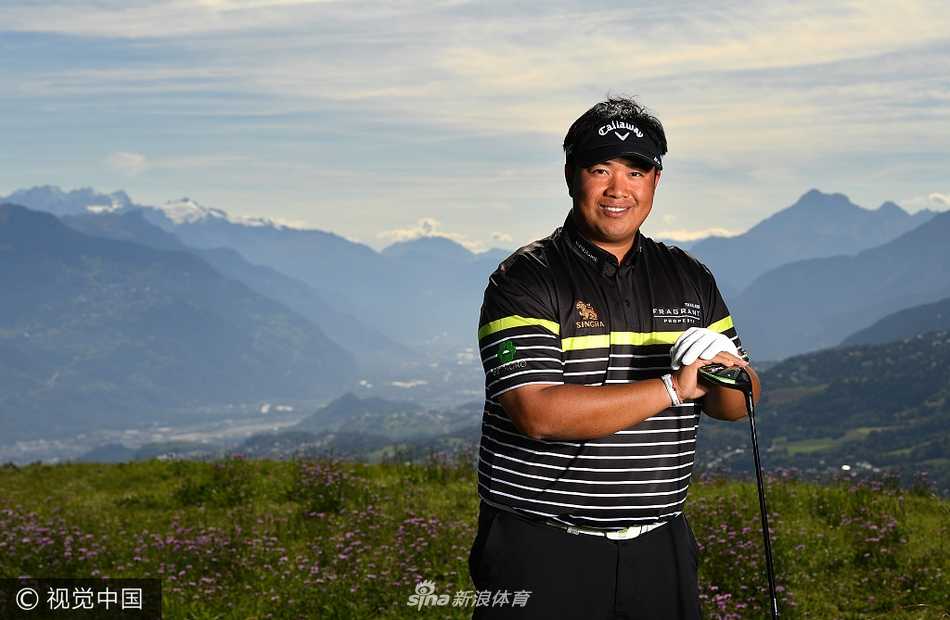 瑞士阿尔卑斯山巅的高尔夫对决 菲茨帕特里克惊险赢得欧洲大师赛 获胜球手菲茨帕特里克举起欧洲大师赛冠军奖杯,脸上洋溢着灿烂的笑容,背景是欢庆的观众。