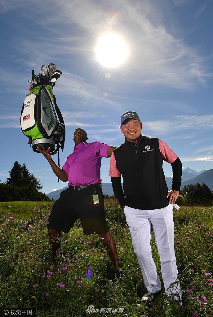 瑞士阿尔卑斯山巅的高尔夫对决 菲茨帕特里克惊险赢得欧洲大师赛 夕阳余晖洒在瑞士阿尔卑斯山脉上,山峰与天空呈现金粉色,为激烈的高尔夫赛事画上宁静句点。