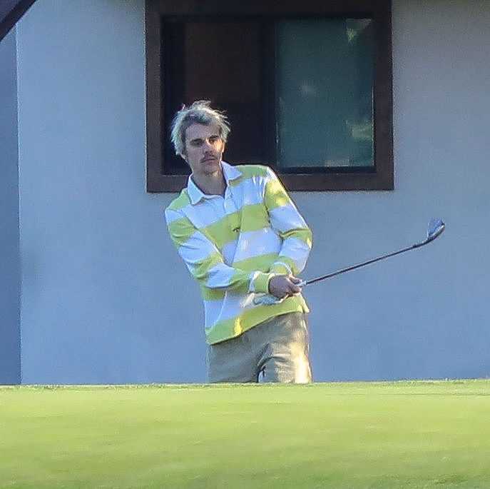 比伯加州挥杆亮眼鹅黄色造型显活力高尔夫专业动作获赞赏 比伯侧身站立于发球台,目光专注地凝视远方球道,正在为挥杆做最后准备。