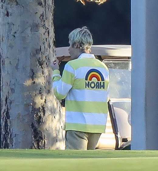 比伯加州挥杆亮眼鹅黄色造型显活力高尔夫专业动作获赞赏 比伯完成一次全力挥杆后优雅收杆,身体完全转向目标方向,姿态平衡且舒展。