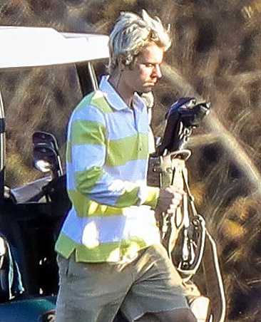 比伯加州挥杆亮眼鹅黄色造型显活力高尔夫专业动作获赞赏 比伯面带灿烂笑容,与同伴在绿意盎然的球场上愉快交流。