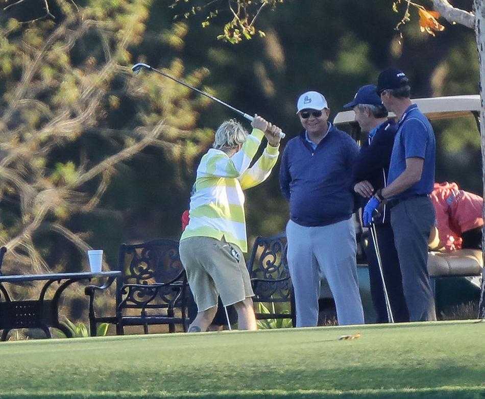 比伯加州挥杆亮眼鹅黄色造型显活力高尔夫专业动作获赞赏 比伯在球道中央轻松漫步,手扶球杆眺望果岭,神情放松且愉悦。