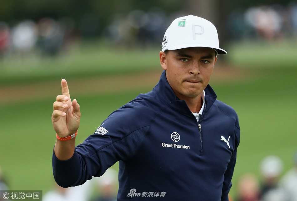 瑞德坚守绿茵荣耀 斯皮思与福勒轮番冲击美国大师赛王座 里奇·福勒在球道上全神贯注地审视攻果岭一杆的线路,阳光洒在肩头,专注的神情中透露着对胜利的渴望