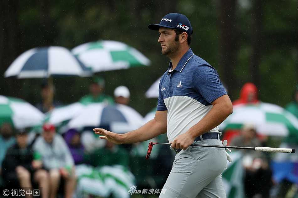 瑞德坚守绿茵荣耀 斯皮思与福勒轮番冲击美国大师赛王座 达斯汀·约翰逊在长草中奋力一击,肌肉紧绷,展现出顶级球员在困境中扭转局势的强大力量与决心