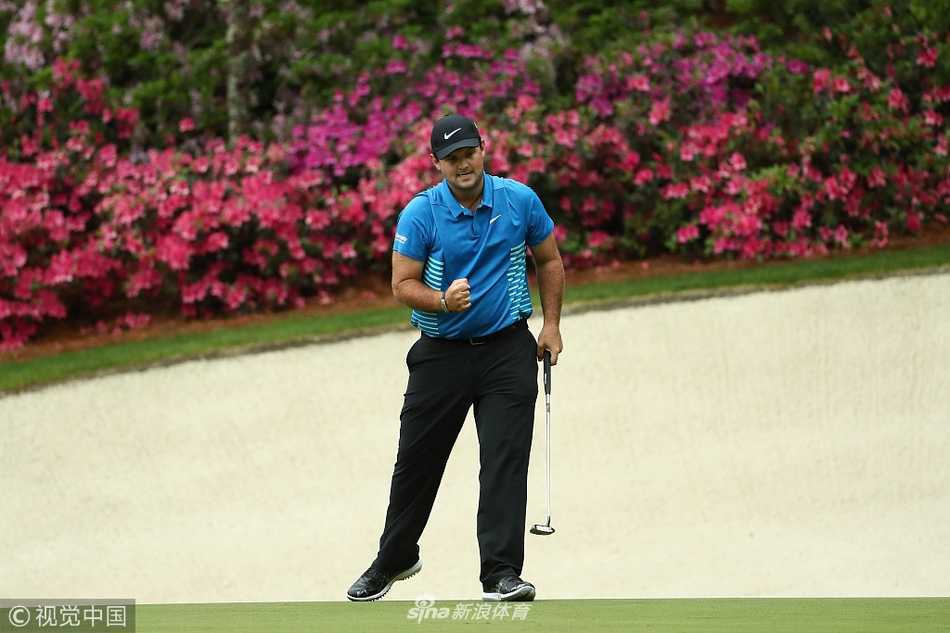 瑞德坚守绿茵荣耀 斯皮思与福勒轮番冲击美国大师赛王座 罗里·麦克罗伊在树林中俯身寻找击球线路,眉头微蹙,展现了即使在逆境中顶尖球手也不放弃的探索精神