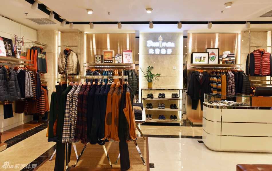 比音勒芬百货商场店新形象:融合高尔夫精神与当代生活美学的空间叙事 品牌标志与橱窗艺术:夜色中,发光的品牌标志与简洁有力的橱窗陈列相得益彰,吸引着过往行人的目光