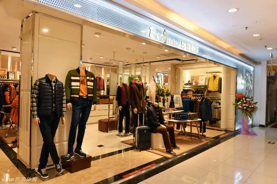 比音勒芬百货商场店新形象:融合高尔夫精神与当代生活美学的空间叙事 店员为顾客提供专业讲解:在充满设计感的环境中,身着品牌服饰的店员正细致地为顾客介绍产品特色