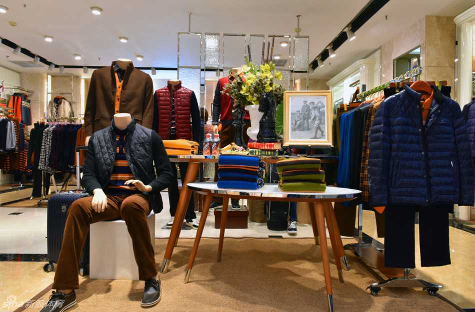 比音勒芬百货商场店新形象:融合高尔夫精神与当代生活美学的空间叙事 比音勒芬新形象店内景:极简线条与暖色灯光勾勒出通透而富有层次的空间,服装陈列如艺术装置般精致