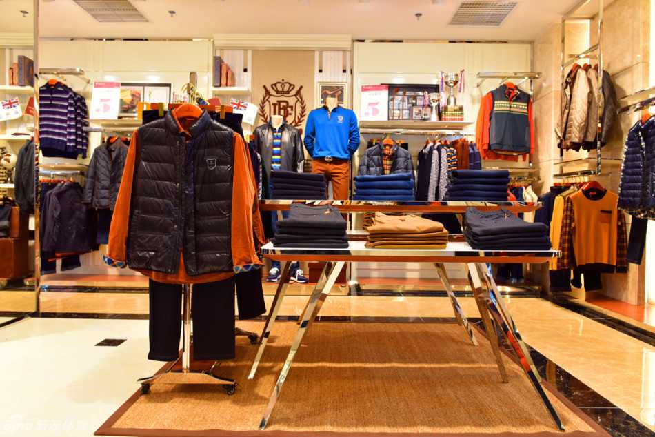 比音勒芬百货商场店新形象:融合高尔夫精神与当代生活美学的空间叙事 高尔夫元素艺术墙:一面以高尔夫球杆或绿茵场为灵感的抽象艺术墙,成为店内的视觉焦点,诉说着品牌渊源