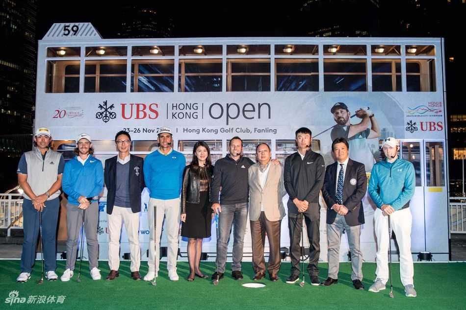 李昊桐与加西亚并肩立于中环码头，以维多利亚港的繁华天际线为背景，共同挥杆击球