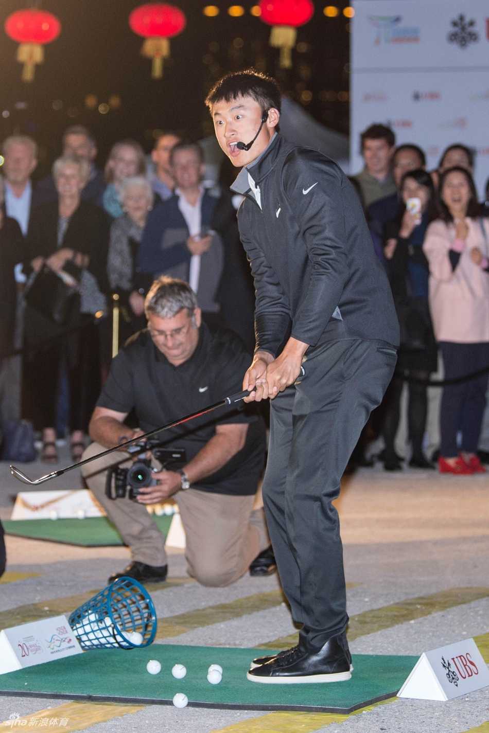 弗利特伍德全神贯注，向一辆鲜红色的香港出租车门挑战精准切杆，展现奖金王非凡的短杆技艺