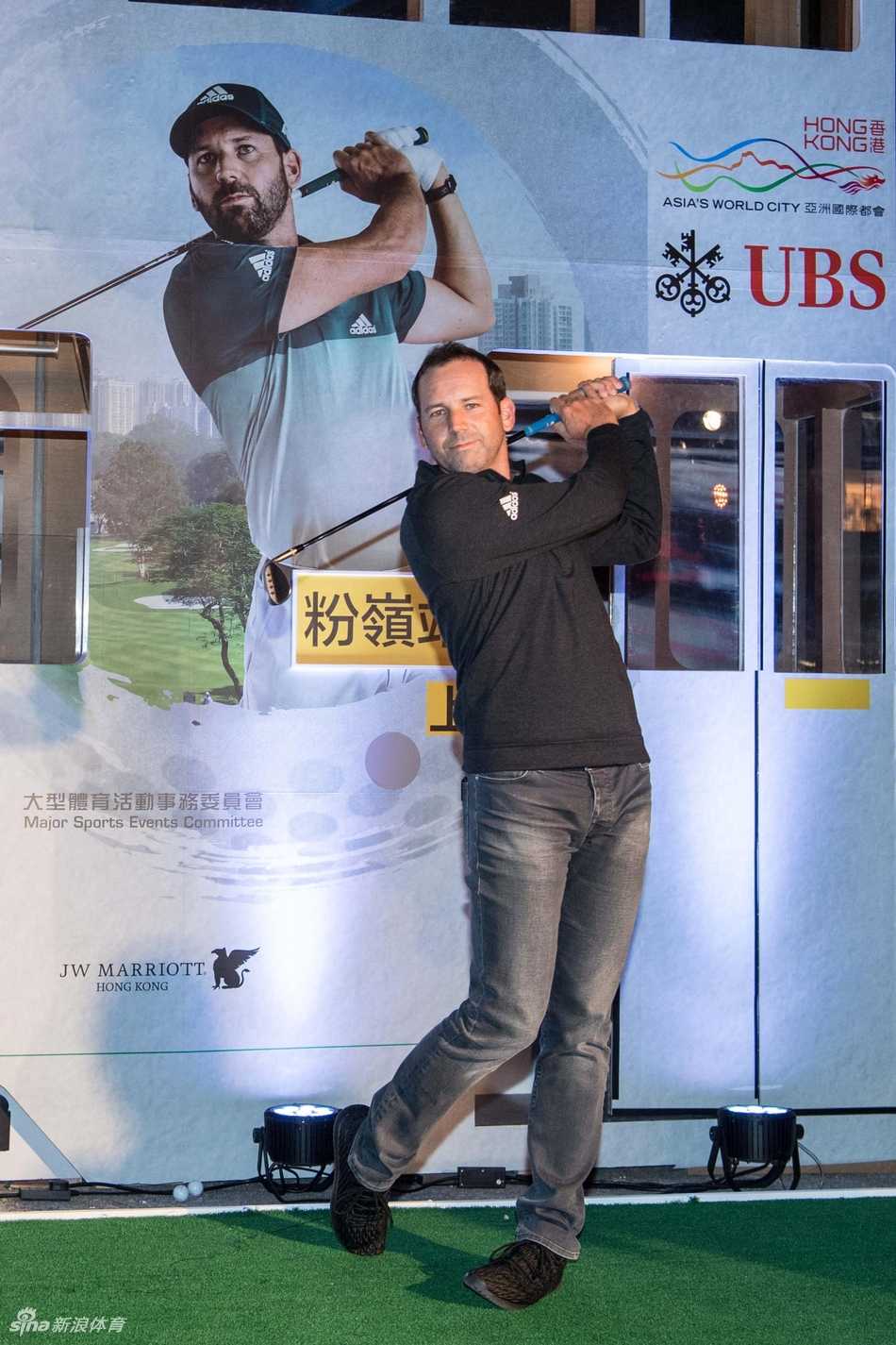 活动结束后，加西亚、弗利特伍德、李昊桐等六位球星与嘉宾们笑容灿烂地并肩合影，定格了这个充满欢乐的夜晚