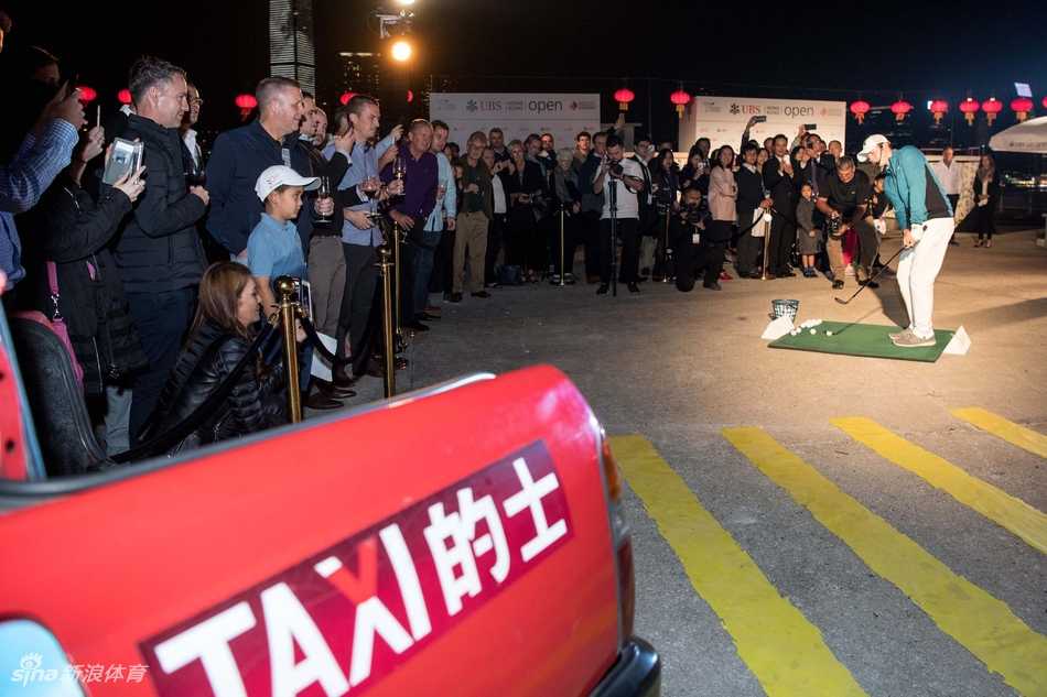 加西亚面带微笑，在模拟的香港街景前，正将球切向一个颇具本土风情的大排档标志物