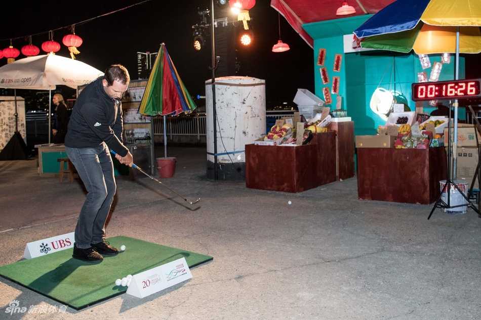 李昊桐在活动中专注地进行切杆击球，动作流畅而稳定，展现了中国一哥的扎实功底