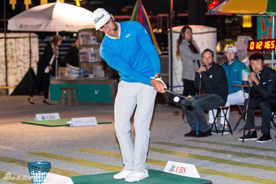 拉法·贝略在活动中亮相挥杆，展示其精湛的球技与优雅的风度