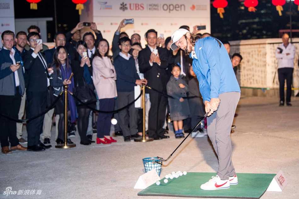 众位高尔夫球星齐聚一堂，在活动现场同时进行切杆挑战，场面壮观且妙趣横生