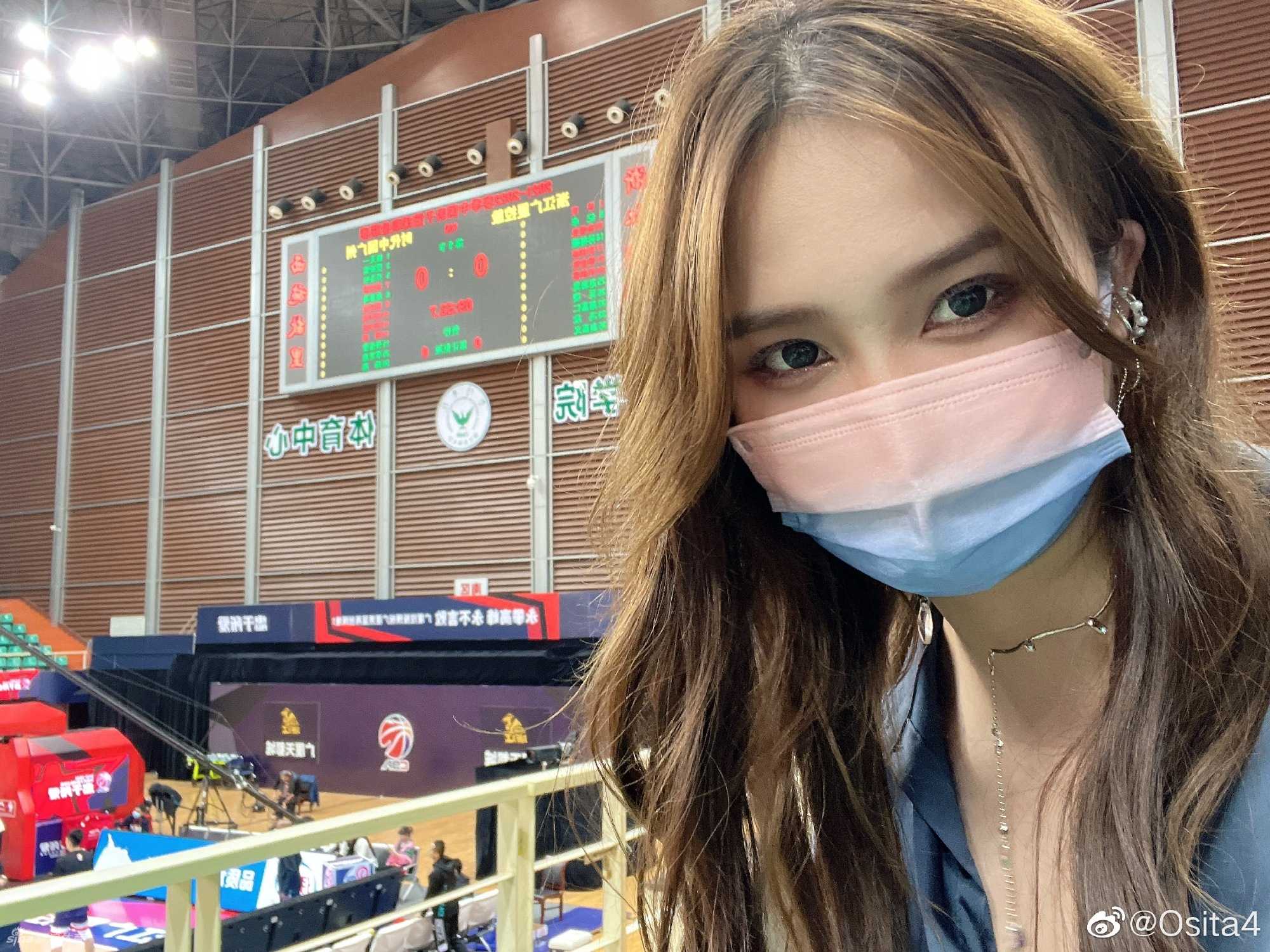 水球女神跨界助阵,熊敦瀚长发披肩观战CBA为孙铭徽加油 熊敦瀚在看台上露出甜美微笑,五官精致立体,皮肤白皙,展现了运动员别样的柔美风采