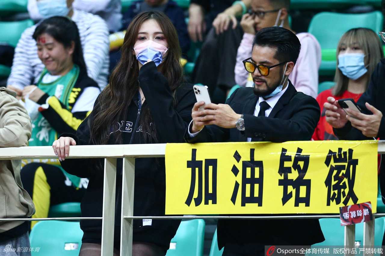 水球女神跨界助阵,熊敦瀚长发披肩观战CBA为孙铭徽加油 熊敦瀚长发披肩坐在CBA看台上,眼神专注望向赛场,眼角的泪痣清晰可见,气质温婉动人