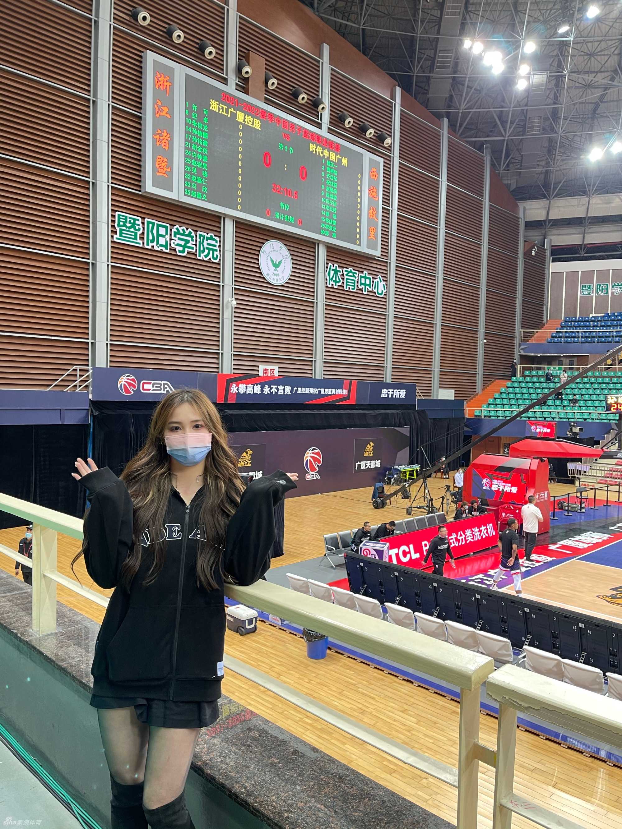 水球女神跨界助阵,熊敦瀚长发披肩观战CBA为孙铭徽加油 熊敦瀚在看台上单手托腮,若有所思,恬静的气质与热血沸腾的赛场形成鲜明对比