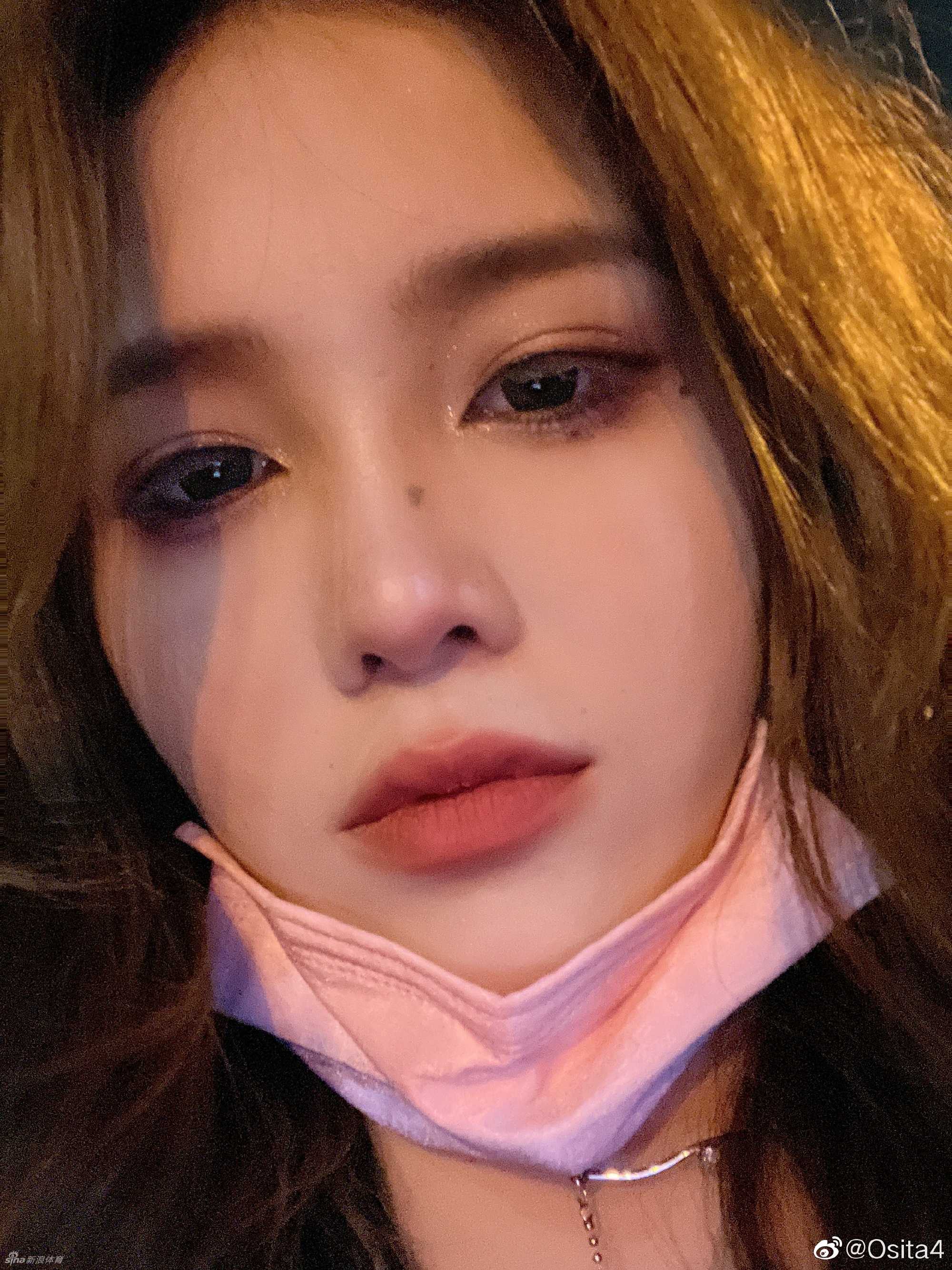 水球女神跨界助阵,熊敦瀚长发披肩观战CBA为孙铭徽加油 熊敦瀚低头查看手机,长长的睫毛和清秀的侧脸线条在镜头下显得格外柔和