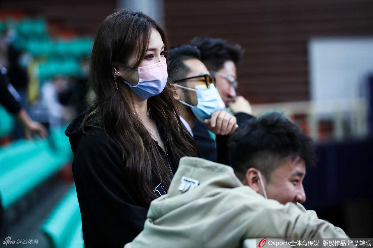水球女神跨界助阵,熊敦瀚长发披肩观战CBA为孙铭徽加油 熊敦瀚坐在看台上,身后是热血沸腾的球迷人群,她面露微笑,心情愉悦地观看着比赛