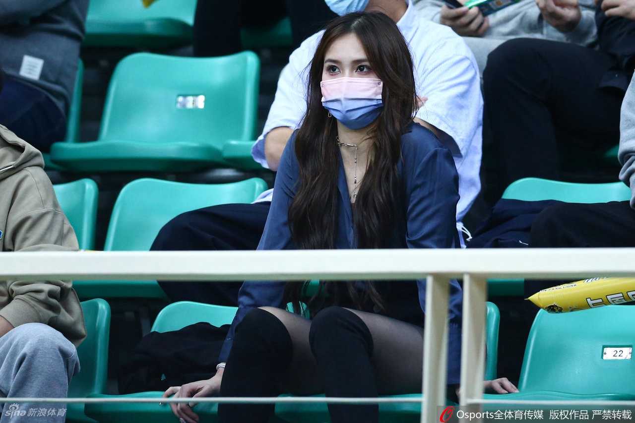 水球女神跨界助阵,熊敦瀚长发披肩观战CBA为孙铭徽加油 现场大屏幕捕捉到熊敦瀚的身影,她对着镜头大方挥手,笑容灿烂,展现了体育人的自信与大方