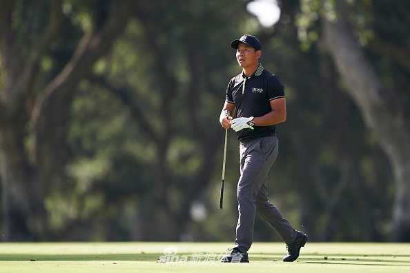 瓦尔德拉玛之战:卡特林坚守领先,凯梅尔紧追不舍,吴阿顺稳步前行 美国球手约翰·卡特林在瓦尔德拉玛第三轮比赛中全神贯注地观察推杆线路,他沉稳的表现让他手握两杆领先优势进入决赛日。