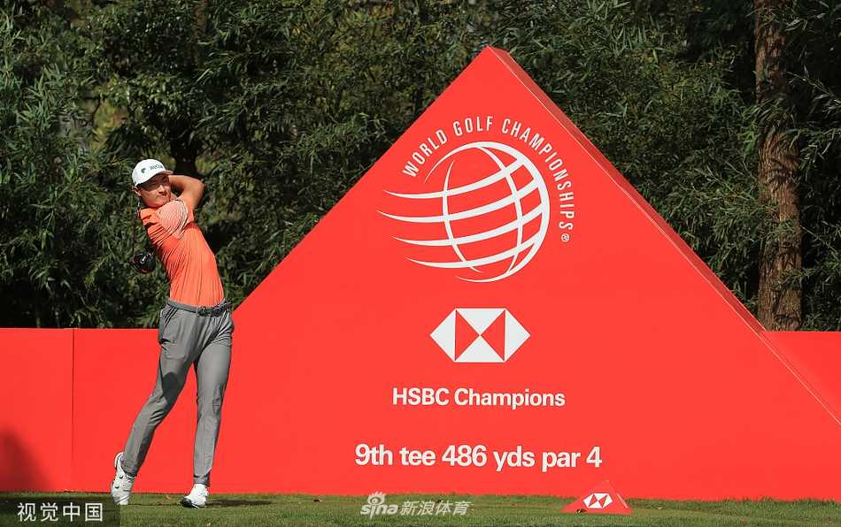 汇丰冠军赛小麦领跑李昊桐起伏跌宕 南非名将乌修仁在球道上自信挥杆,阳光洒下,他的表情沉稳而坚定