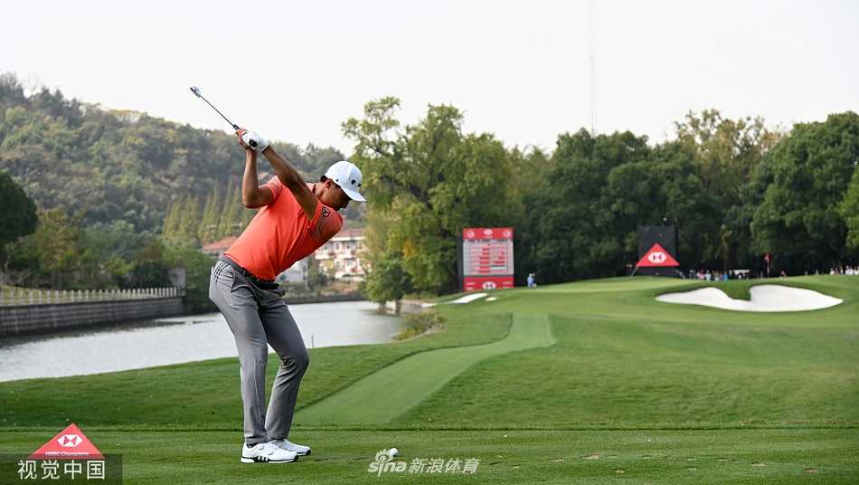 汇丰冠军赛小麦领跑李昊桐起伏跌宕 麦克罗伊在上海佘山球场第18洞果岭沉稳推杆,目光专注,尽显王者风范