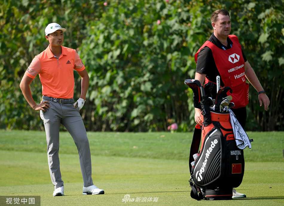 汇丰冠军赛小麦领跑李昊桐起伏跌宕 李昊桐在发球台上全力开球,身体扭转充满力量,眼神紧盯空中飞行的小球