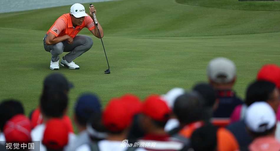 汇丰冠军赛小麦领跑李昊桐起伏跌宕 佘山国际高尔夫俱乐部风景如画,水障碍环绕的果岭在夕阳下宁静而充满挑战