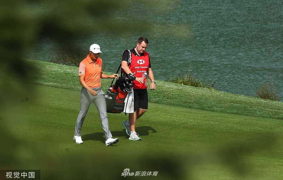 汇丰冠军赛小麦领跑李昊桐起伏跌宕 李昊桐在果岭边沙坑中救球,神情专注,沙粒飞溅,场面紧张