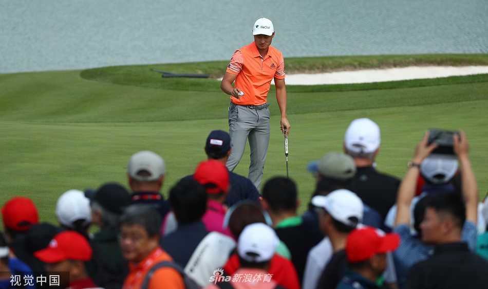 汇丰冠军赛小麦领跑李昊桐起伏跌宕 麦克罗伊与同组球员走向下一洞,背景是佘山典型的林地球道,气氛肃穆