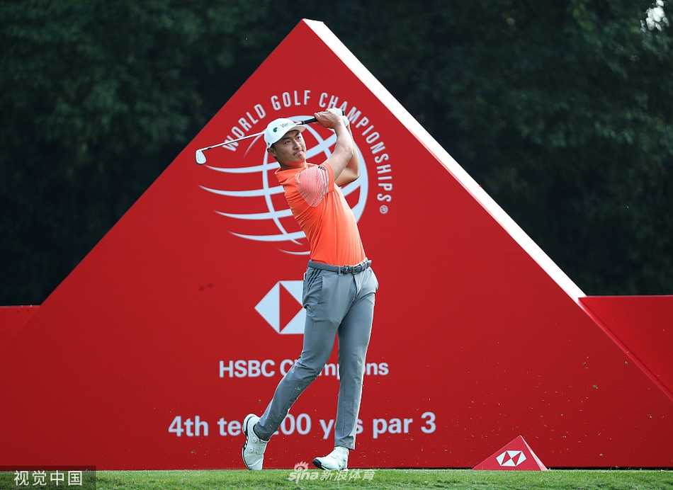 比赛现场观众众多，一位小球迷聚精会神地观看比赛，象征着高尔夫未来的希望