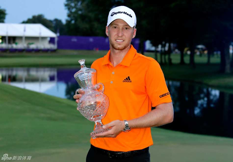 丹尼尔·伯格在第14洞果岭推入致胜长推后，紧握拳头，仰天发出胜利的怒吼，压抑已久的激情全然释放。