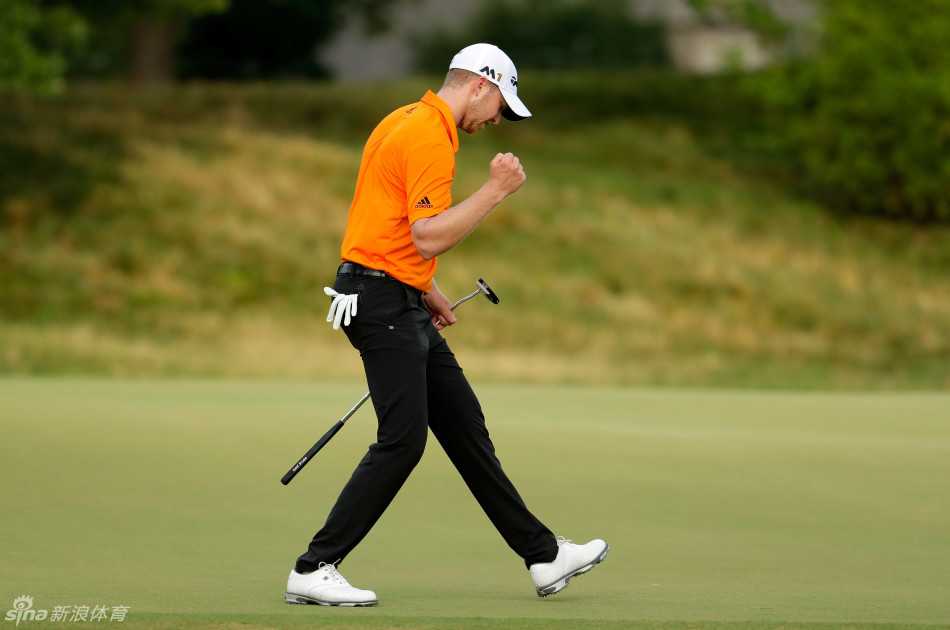 老将菲尔·米克尔森在开球前全神贯注地凝视球道，身体呈现完美的蓄力姿态，一场关乎荣耀的攻防战即将展开。