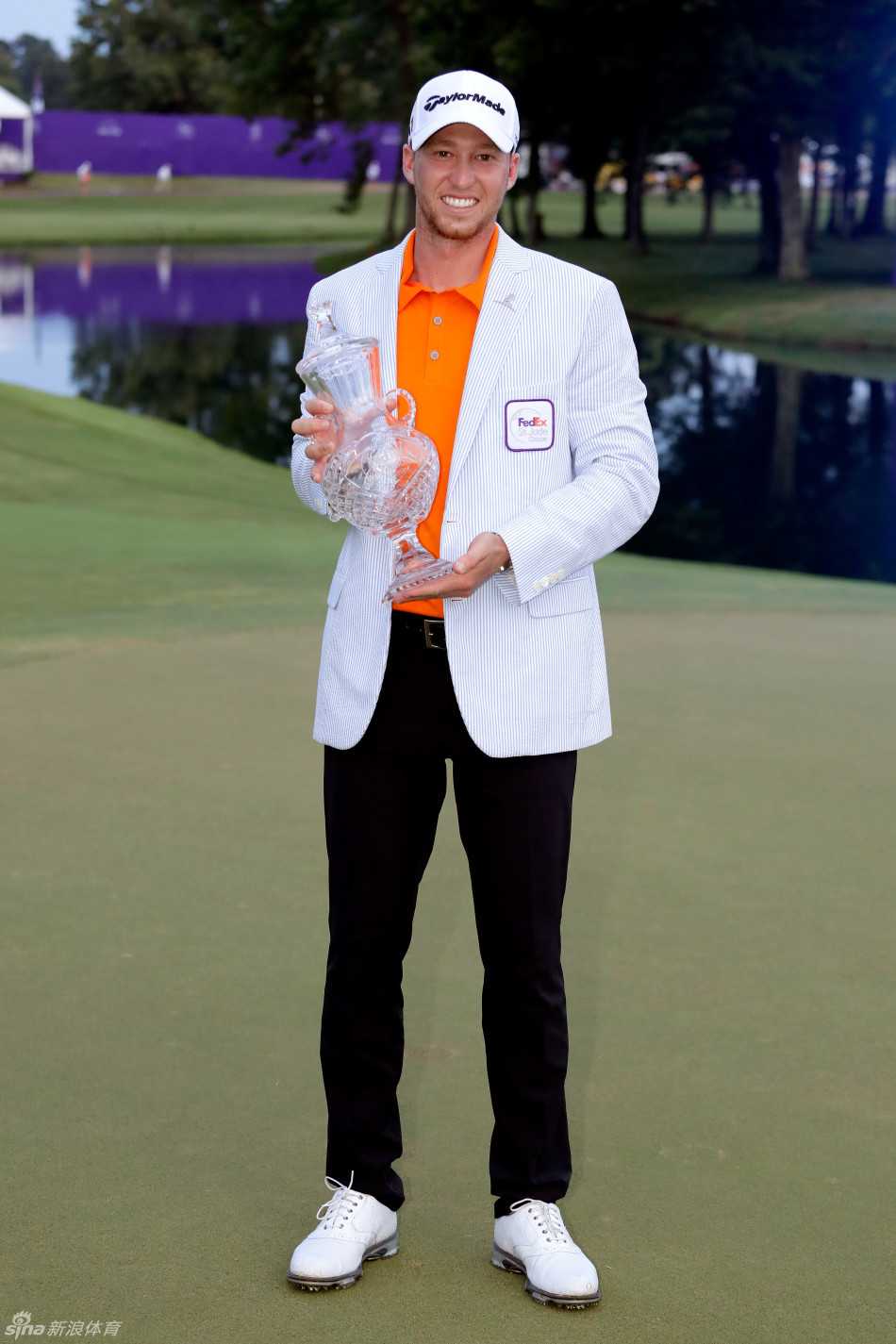 冠军尘埃落定，丹尼尔·伯格深情亲吻并高高举起圣裘德精英赛的水晶奖杯，脸上洋溢着梦想成真的纯粹喜悦。