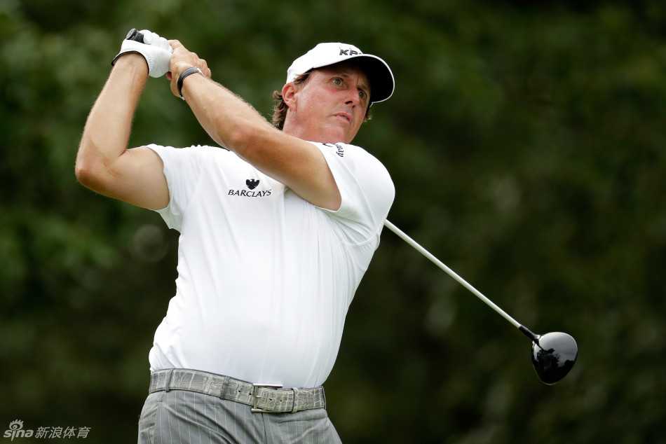 达斯汀·约翰逊在果岭边进行精妙的切杆，身体平衡而稳定，小球应声飞向旗杆。